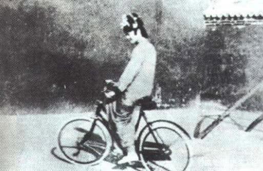 历史上“最后一位皇后”婉容的老照片：骑洋车、玩相机，抽鸦片！