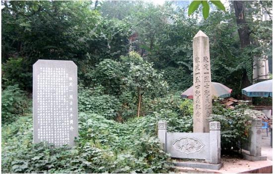 在长江大桥蛇山引桥南侧有一墓地，据说朱元璋亲自来祭祀过