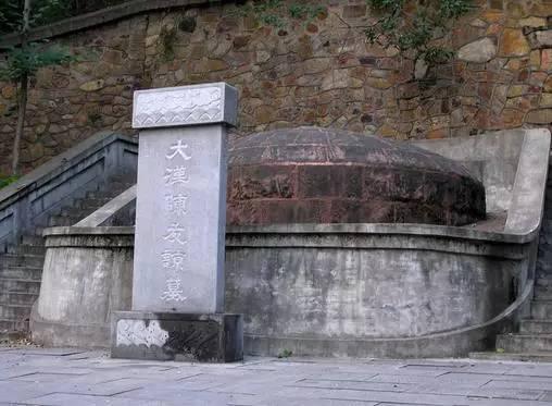 在长江大桥蛇山引桥南侧有一墓地，据说朱元璋亲自来祭祀过
