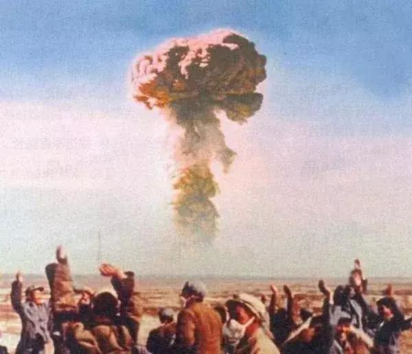 越南战争中，美军为何打了数十年的败仗，也不使用原子弹反击？